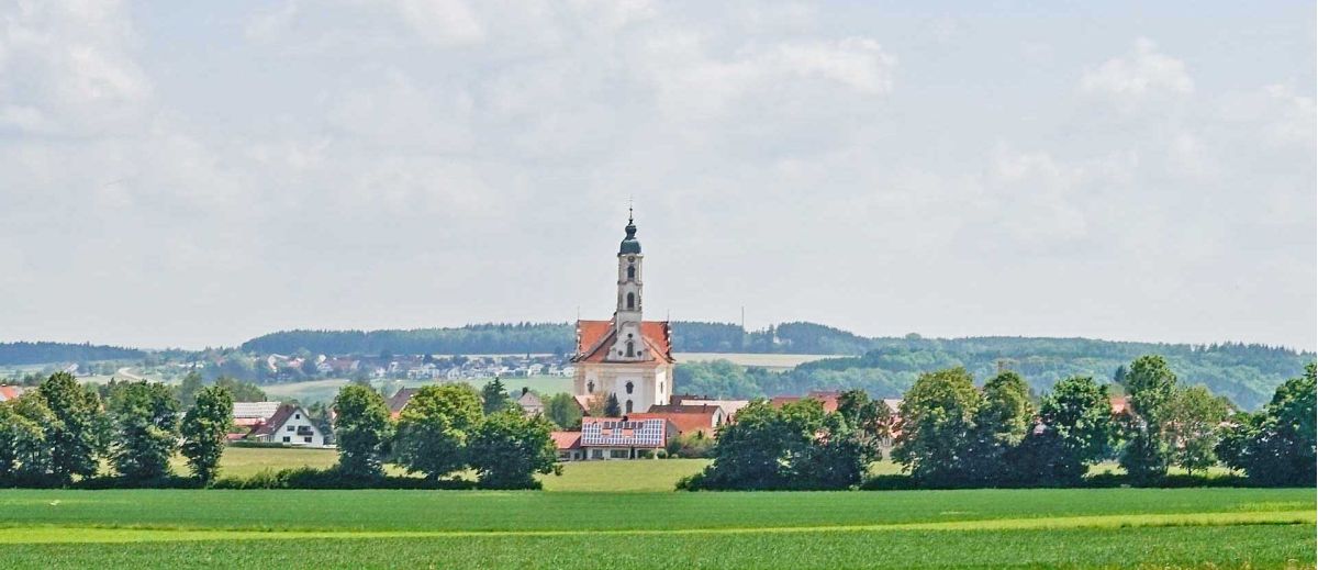 Steinhausen Dorfkirche aus der Ferne